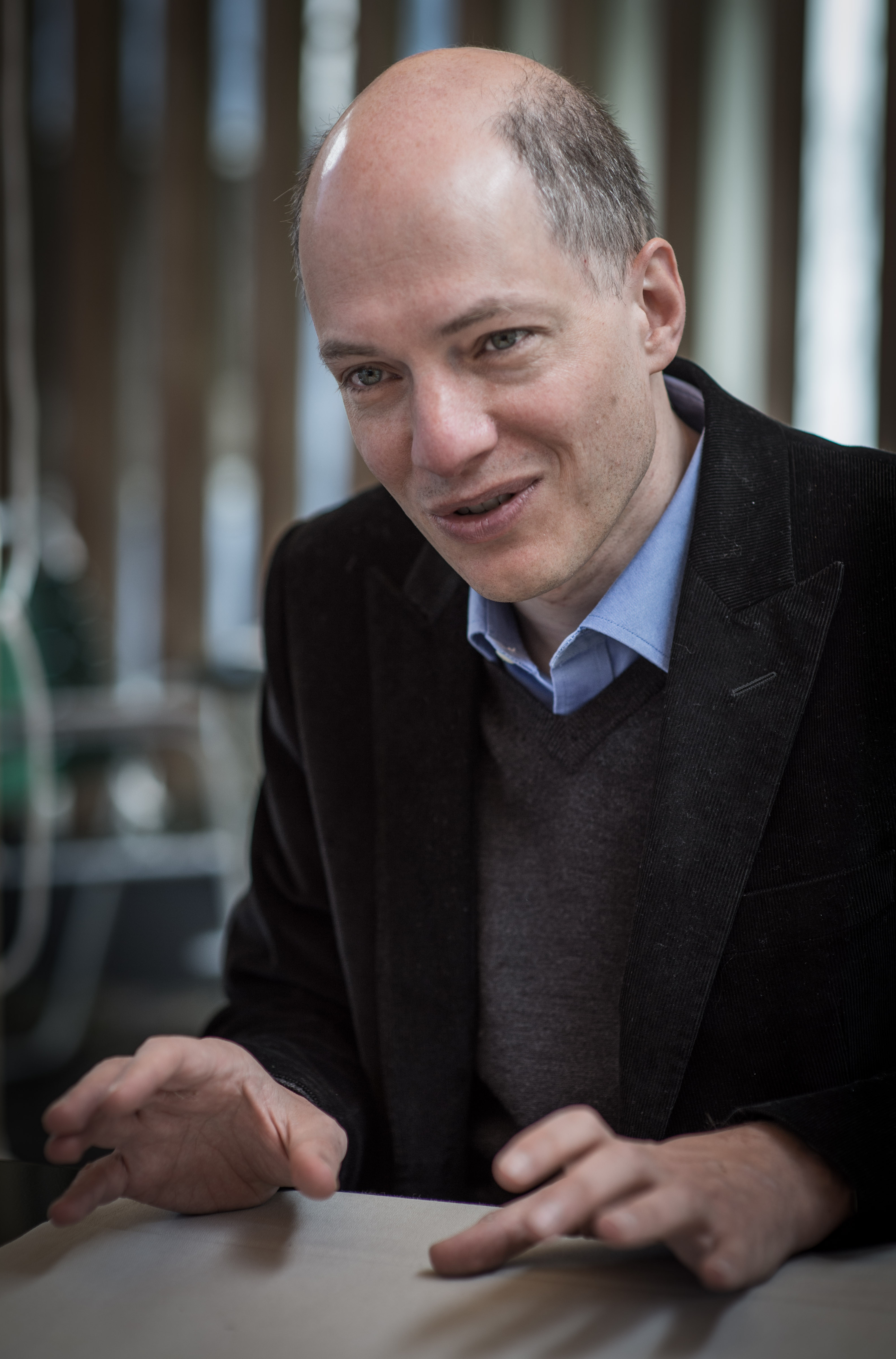 Der Schriftsteller, Bestseller-Autor und Philosoph, Alain de Botton, waehrend eines Interviews am 14.5.2013 im Hotel Greulich in Zuerich.