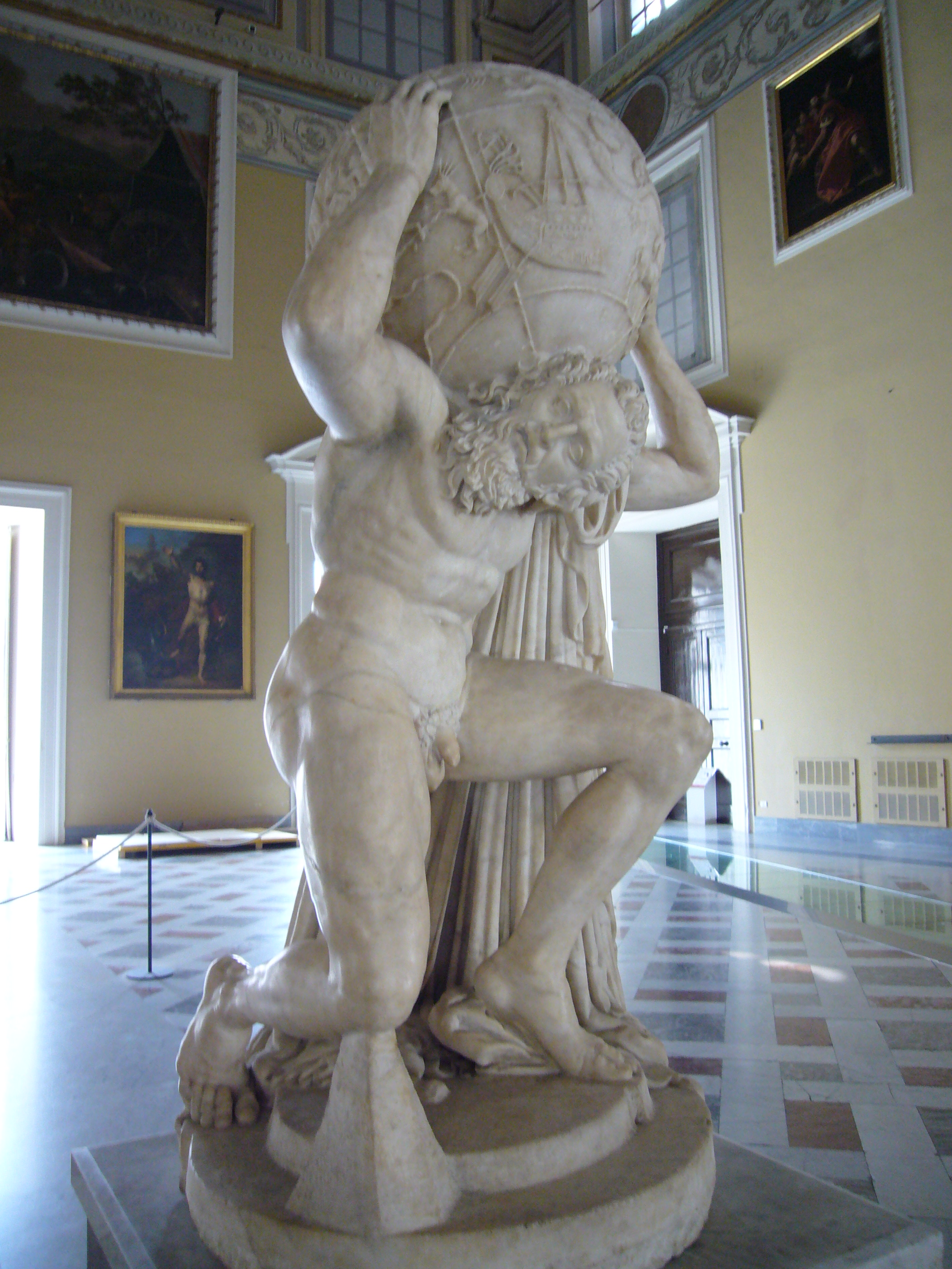 Statue romaine d'Atlas (IIe siècle après J.-C.). Déjà dans la collection Farnèse, aujourd'hui au Musée archéologique national de Naples. Source : Lalupa (Wikipédia).