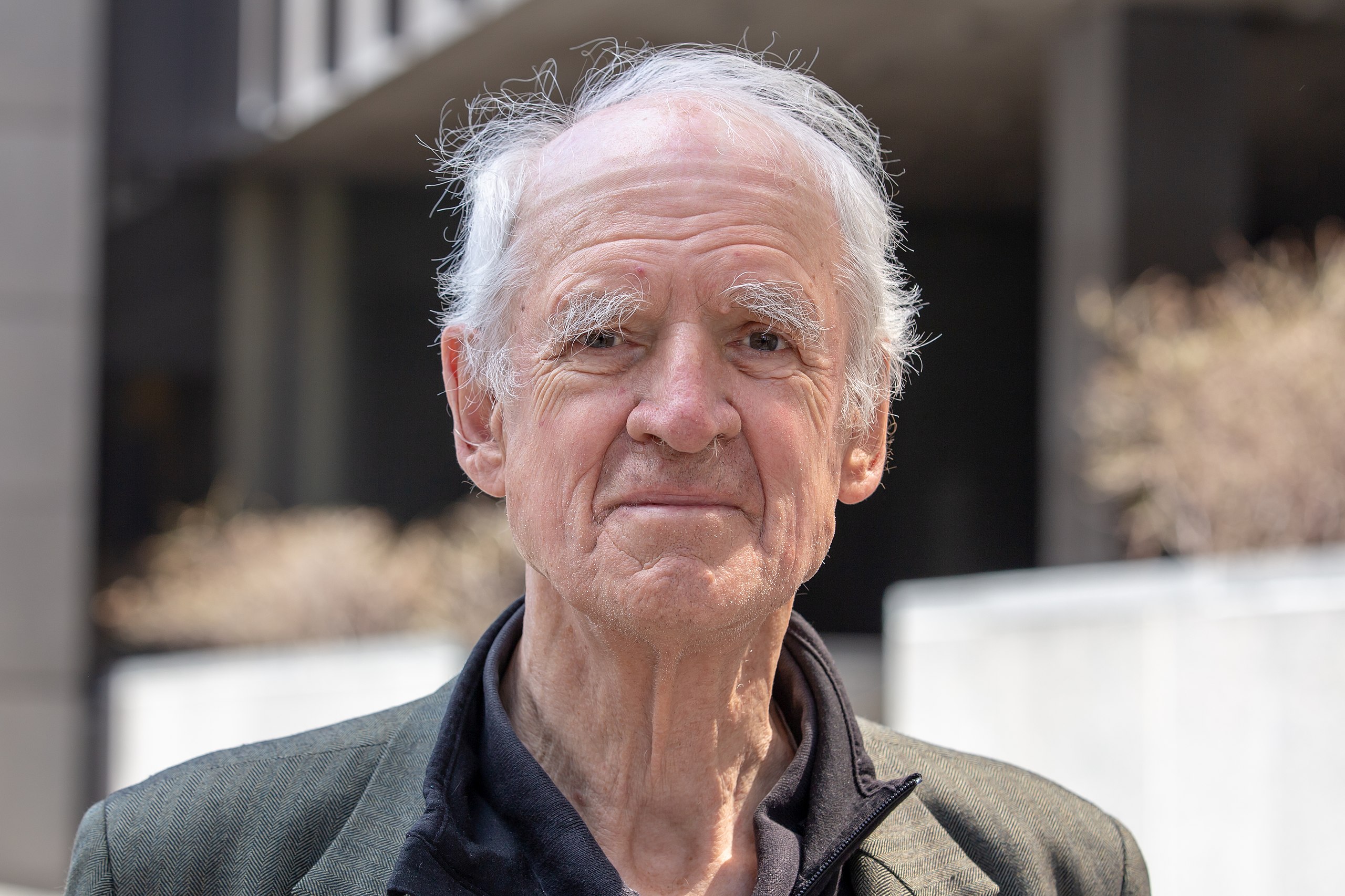 Portrait du philosophe Charles Taylor réalisé lors d'un rassemblement devant le Palais de justice de Montréal, 5 Mai 2019, Author : Lëa-Kim Châteauneuf (Wikipédia).