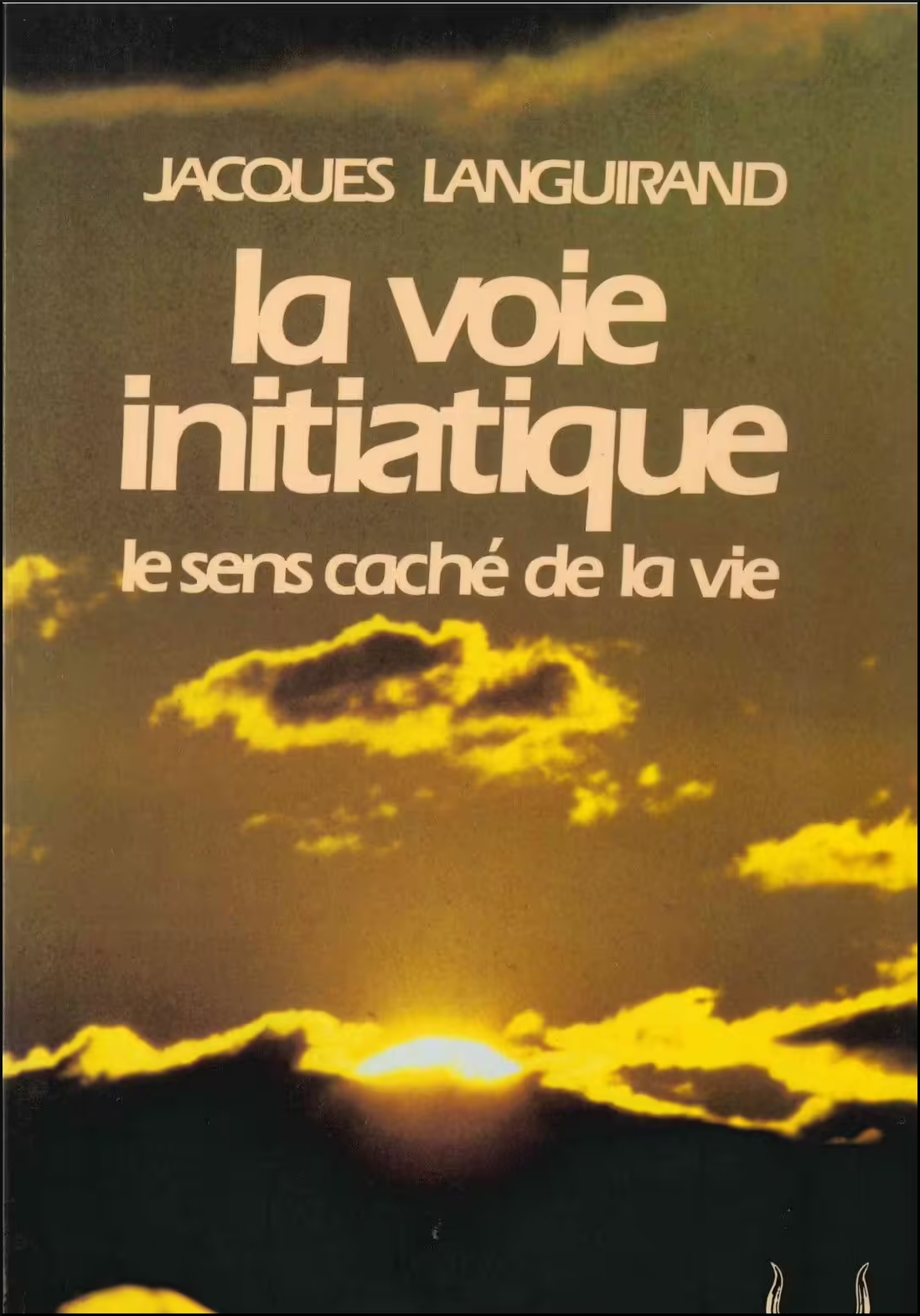 Paru il y a 25 ans maintenant, La voie initiatique de Jacques Languirand, oeuvre majeure ayant marqué une époque, a fait l'objet d'une révision et d'une mise à jour par l'auteur, pour la présente édition. Dans un style remarquablement concis, ce livre est un incontournable pour toute personne en quête du sens de la vie, puisque l'auteur répond à de nombreuses questions sur le cheminement intérieur et la pensée ésotérique. S'il témoigne de la démarche personnelle de l'auteur, le livre invite principalement le lecteur à entreprendre ou à poursuivre la sienne, en lui fournissant des pistes de réflexion, des informations pertinentes et des connaissances profondes. Avant-gardiste, Languirand parlait déjà à cette époque d'énergie quantique et d'états de conscience, thèmes qui s'avèrent aujourd'hui très populaires chez les êtres en cheminement spirituel ou encore dans le monde de la croissance personnelle.